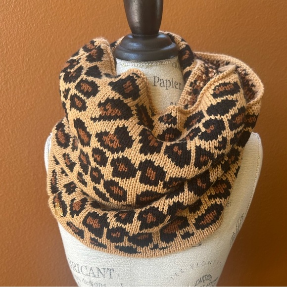 Betsey Johnson Animal Print Infinity Knit Scarf New Without Tags! - Picture 3 of 10